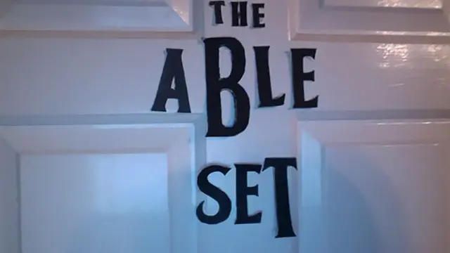 [Bintang] Keisengan Cewek Ini Bikin Pecinta The Beatles Baper!