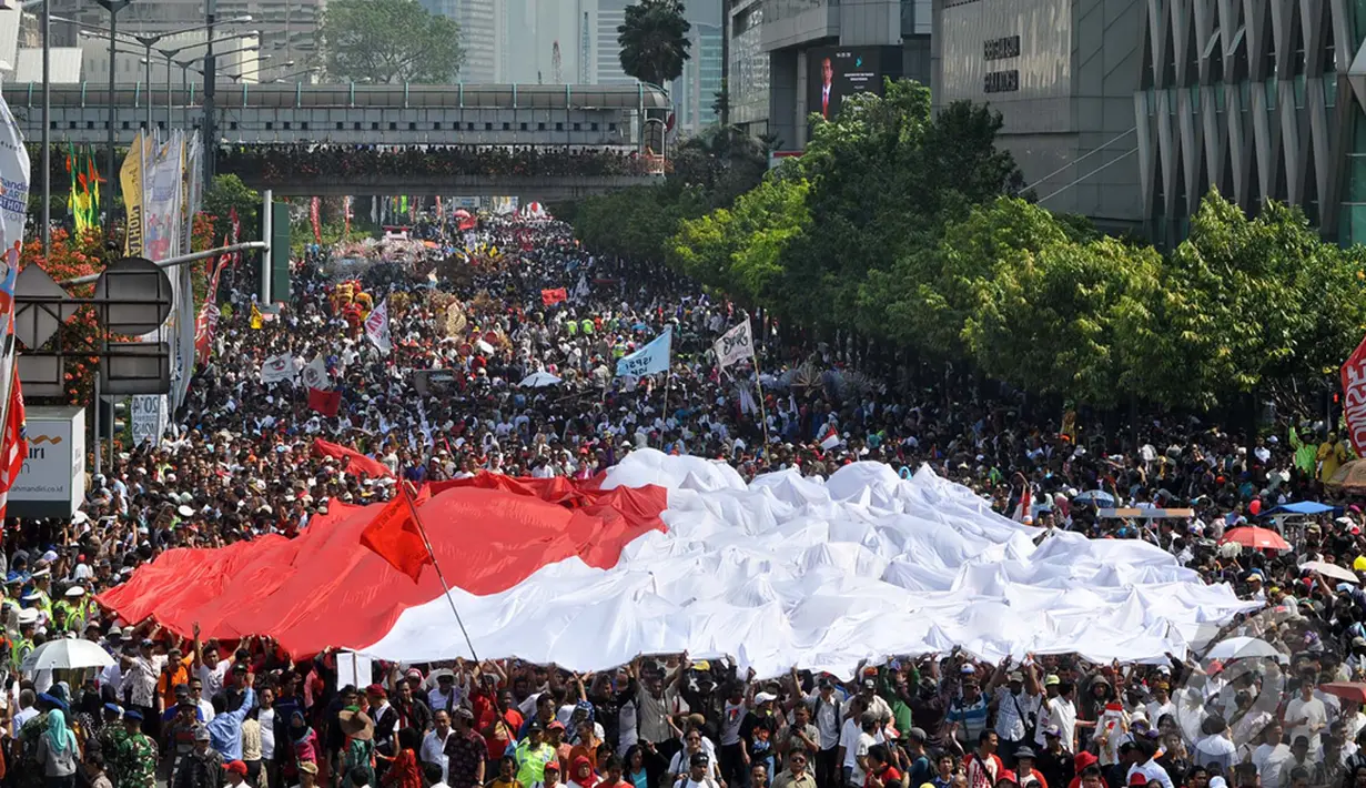 Ribuan relawan, simpatisan dan masyarakat berpartisipasi mengikuti kirab budaya dalam rangka menyambut sekaligus mengantar Presiden Joko Widodo - Wapres Jusuf Kalla menuju Istana Merdeka, Jakarta, Senin (20/10/2014) (Liputan6.com/Miftahul Hayat)