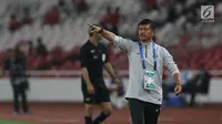 Pelatih Timnas Indonesia, Indra Sjafri memberi arahan pada pemainnya saat melawan UEA U-19 pada penyisihan Grup A Piala AFC U-19 2018 di Stadion GBK, Jakarta, Rabu (24/10). Babak pertama, Indonesia unggul 1-0. (Liputan6.com/Helmi Fithriansyah)