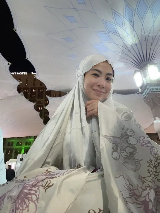 Dalam beberapa unggahan terbarunya di Mekah, ia tampak anggun mempesona dengan hijab yang dikenakan. [Instagram/fenirose]