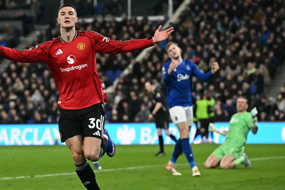 Foto: Penampilan Tangguh Senne Lammens di Bawah Mistar Manchester United
