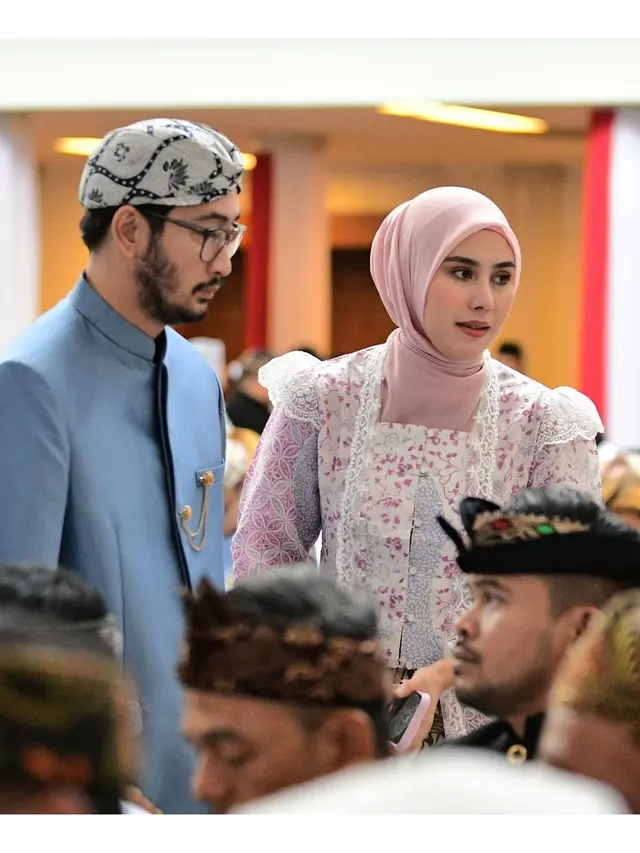 6 Potret Syahnaz Sadiqah Pakai Kebaya Brokat Renda di Hari Jadi ke-80 Jawa Barat