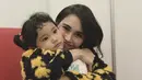 Duh, siapa sih yang tidak ingin dipeluk sama ibu. Jadi ingat ibu di rumah. (Foto: instagram.com/ayutingting92)