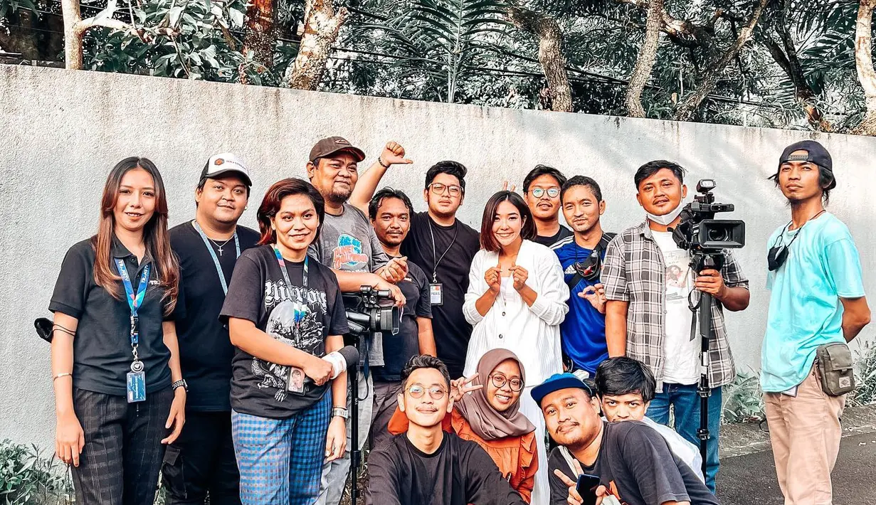Tak lupa Gisel berfoto dengan para wartawan yang datang untuk meliput hari spesialnya. (Foto: Instagram/ gisel_la)