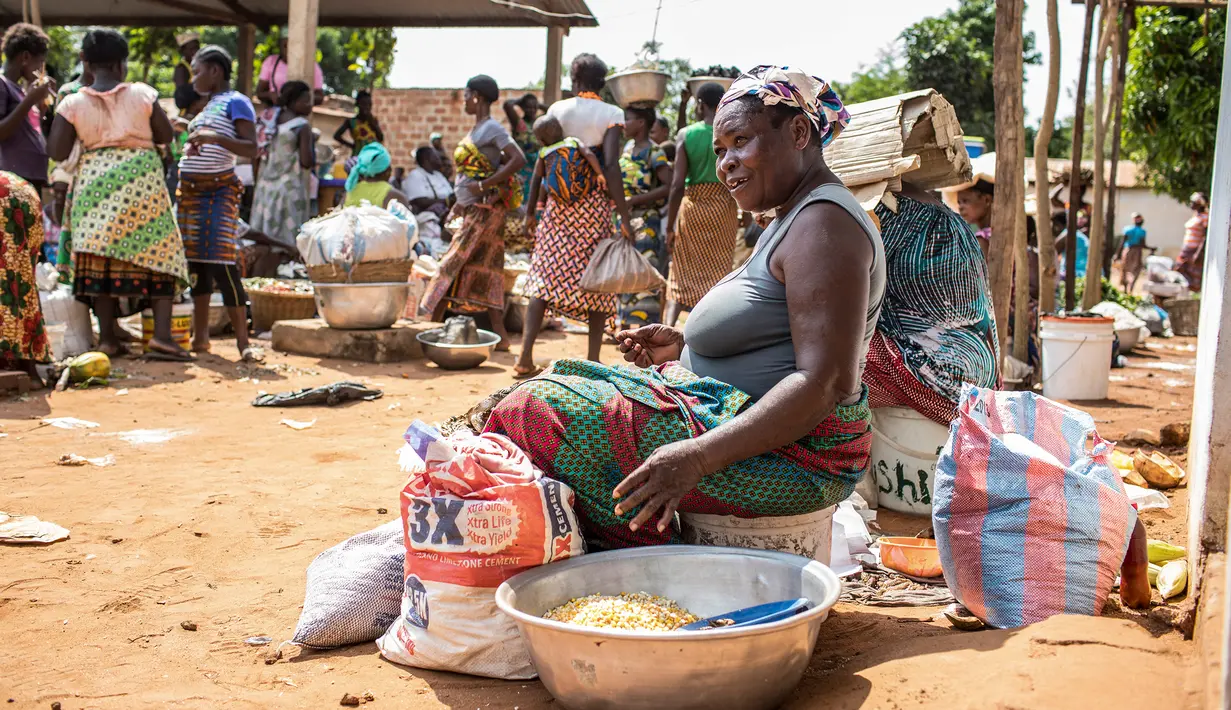 Pedagang menunggu pelanggan untuk menukar barangnya dengan barang lain di pasar barter di Togoville pada 24 November 2018. Pasar barter Togoville adalah salah satu dari segelintir pasar serupa yang masih bertahan di Togo. (Yanick Folly/AFP)
