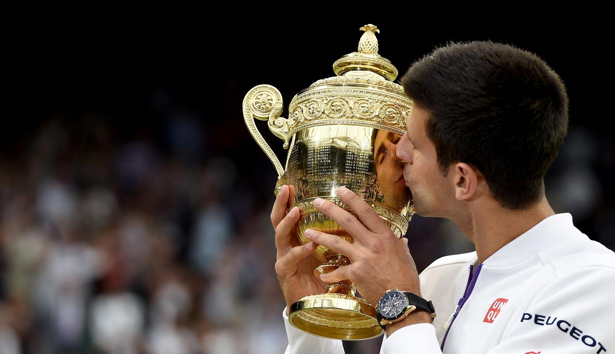 Novak Djokovic kembali menjuarai Wimbledon 2015 setelah mengalahkan Roger Federer 7–6, 6–7, 6–4, 6–3. Minggu (12/7/2015) malam WIB. (EPA/ANDY RAIN)
