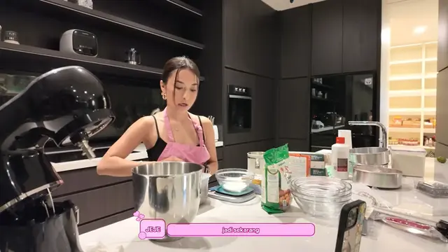 Potret Dapur Rumah Jennifer Coppen /Youtube Keluarga Bacil