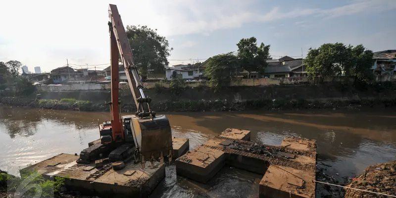 20160728-Alat Berat Bersihkan Tumpukan Tanah di Pinggir Kali Ciliwung