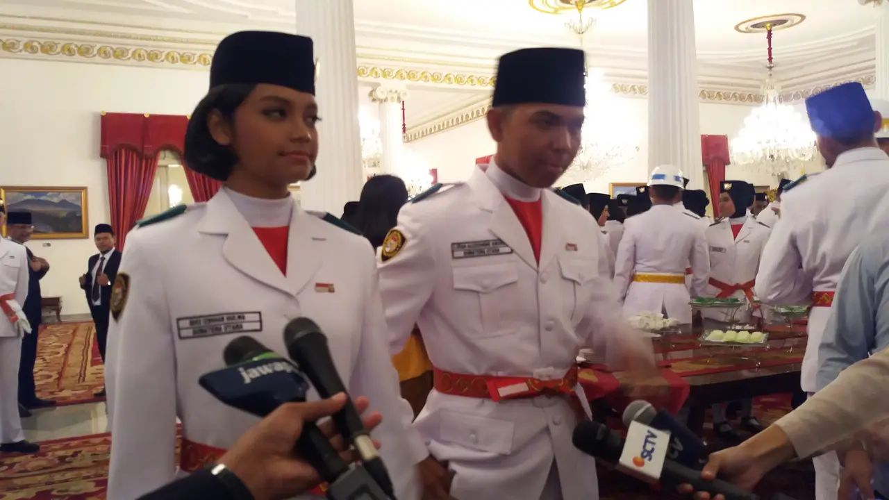 Suci Izdihar Hulwa dan Lucas Alexeindre Siburian anggota Paskibraka yang bertugas mengibarkan bendera di Istana Kepresidenan (Liputan6.com/Hanz Jimenez Salim)
