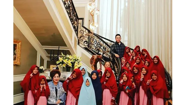 7 Potret Rumah Bos ANTV Otis Hahijary, Megah Bak Istana dan Penuh Lukisan