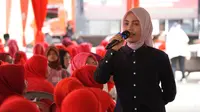 Istri Calon Presiden (Capres) nomor urut 3 Ganjar Pranowo, Siti Atikoh Suprianti saat bertemu kader penggerak Posyandu di Kebun Gede Village, Palembang, Jumat (12/1/2024). (Liputan6.com/Winda Nelfira)