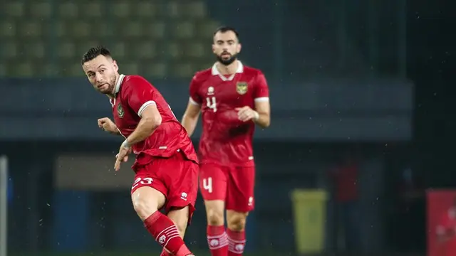 Aksi gelandang Timnas Indonesia Marc Klok saat berhadapan dengan Burundi, Sabtu (25/3/2023) malam WIB. (c) Bola.net/Bagaskara Lazuardi
