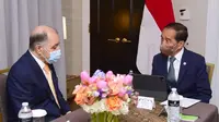 Presiden Joko Widodo atau Jokowi menerima kunjungan Chairman dan CEO Air Products Seifi Ghasemi di Hotel Ritz Carlton Washington DC, Kamis, 12 Mei 2022. (Biro Pers Sekretariat Presiden)