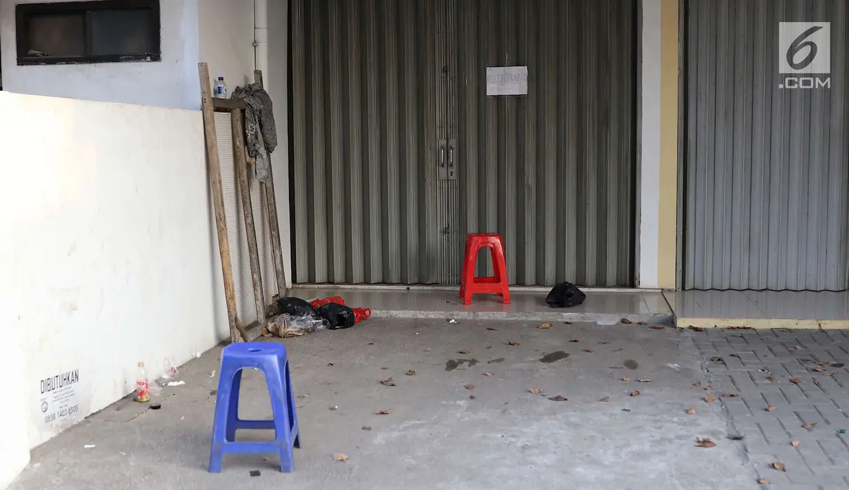 Pemandangan pertokoan yang tutup usai kerusuhan di Mako Brimob Kelapa Dua, Depok, Jawa Barat, Rabu (9/5). Korban meninggal dilaporkan terdiri dari lima anggota polisi dan seorang napi teroris. (Liputan6.com/Immanuel Antonius)