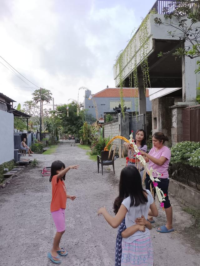 Pemasangan Penjor di depan rumah (Ungasan-Bali)