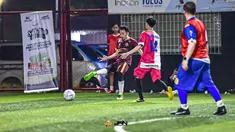 Pemilik nama Syamsuddin Nur Makka ini diam-diam jago bermain sepak bola. Ia membagikan keseruannya saat beraksi di lapangan hijau. Penampilannya pun sukses bikin pangling. Pendakwah ini punya aura yang berbeda ketika sedang menggiring bola. (Liputan6.com/IG/@syam_elmarusy)