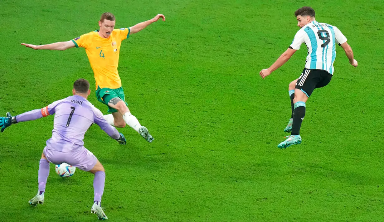 Pemain Argentina Julian Alvarez mencetak gol ke gawang Australia pada pertandingan sepak bola babak 16 besar Piala Dunia 2022 di Stadion Ahmad Bin Ali, Doha, Qatar, 3 Desember 2022. Argentina berhasil melaju ke babak perempat final Piala Dunia 2022 usai menyingkirkan Australia dengan skor 2-1. (AP Photo/Alessandra Tarantino)