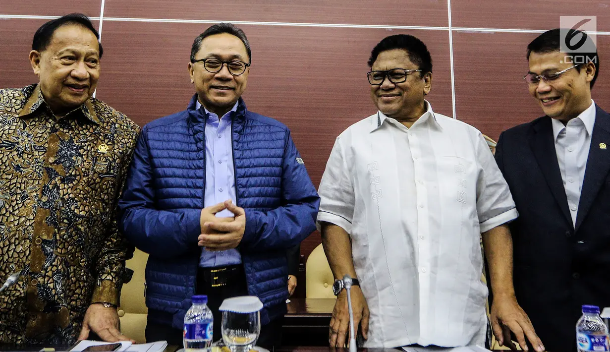 Ketua MPR Zulkifli Hasan (dua kiri), Wakil Ketua MPR Oesman Sapta Odang (dua kanan), Ahmad Basarah (kanan), dan Mangindaan (kiri) saat Rapat Gabungan, Jakarta, Selasa (24/7). Sidang juga membahas penyempurnaan tata tertib MPR. (Liputan6.com/JohanTallo)