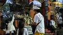 Umat Hindu Bali menyalakan dupa saat merayakan Hari Raya Galungan di Pura Amerta Jati, Jalan Punak, Pangkalan Jati, Cinere, Depok, Jawa Barat, Rabu (8/6/2022). Hari Raya Galungan merupakan hari merayakan kemenangan kebaikan (Dharma) melawan kejahatan (Adharma). (Liputan6.com/Johan Tallo)