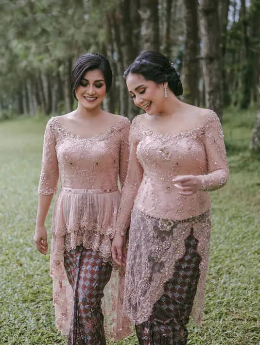 Dari foto-foto pernikahan Syahnaz Sadiqah dan Jeje yang tersebar di media sosial, Gigi dan Nisya pun juga terlihat sangat akrab dan kompak. Keduanya selalu bekerjasama membantu pernikahan adik bungsunya. (Instagram/nissyaa)