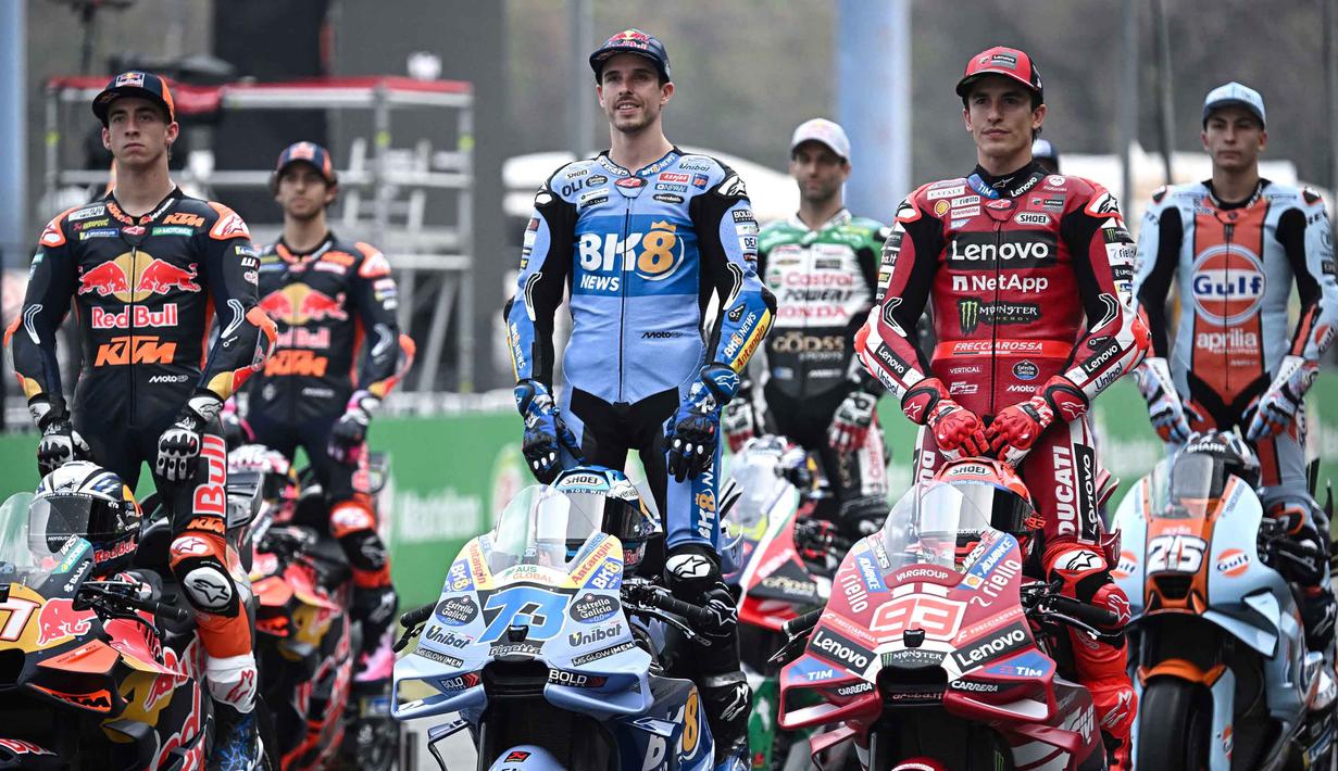 Bertempat di Sirkuit Internasional Chang, Buriram, MotoGP Thailand 2026 menjadi seri pembuka musim yang sudah dinantikan para penggemar balap motor dunia. Tampak dalam foto, (dari kiri ke kanan) Pembalap Spanyol dari Red Bull KTM Factory Racing, Pedro Acosta; pembalap Spanyol dari BK8 Gresini Racing, Alex Marquez; dan pembalap Spanyol dari Ducati Lenovo Team, Marc Marquez, berdiri di atas motor saat sesi foto grup di Sirkuit Internasional Buriram, Thailand pada Kamis 26 Februari 2026. (Lillian SUWANRUMPHA/AFP)