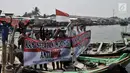Nelayan membentangkan spanduk di atas perahu saat deklarasi antihoaks di Pelabuhan Cilincing, Jakarta Utara, Kamis (15/3). Para nelayan juga siap melaporkan jika ada berita bohong di lingkungan mereka. (Merdeka.com/Iqbal S. Nugroho)