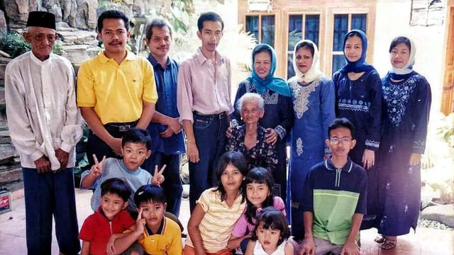 7 Potret Lawas Presiden Jokowi Widodo, Penampilan saat Remaja Curi Perhatian