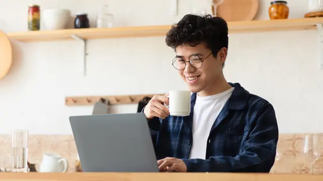 pria santai bekerja di rumah