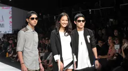 Al Ghazali dan Teuku Rassya menjadi model di Jakarta Fashion Week 2015 mengenakan rancangan Pevita Pearce, Minggu (2/11/2014). (Liputan6.com/Panji Diksana)