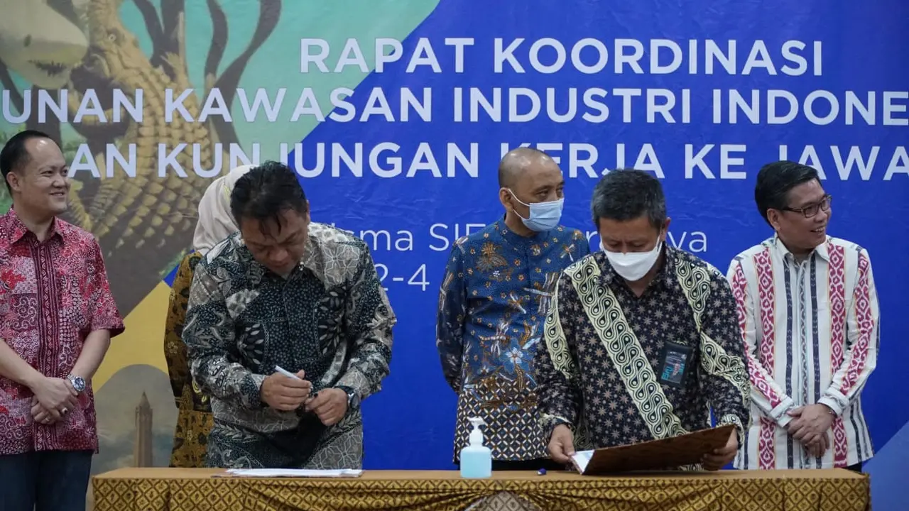 PT SIER menggandeng PT Optima Integra Tehnika untuk pengembangan SPKLU (Stasiun Pengisian Kendaraan Listrik Umum) sebagai wujud menciptakan energi hijau. (Dian Kurniawan/Liputan6.com)