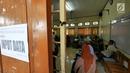 Siswa dan orangtua murid melakukan input data saat mengikuti seleksi Penerimaan Peserta Didik Baru (PPDB) di SMAN 1 Depok, Kota Depok, Jawa Barat, Selasa (18/6/2019). PPDB SMA dibagi menjadi tiga jalur yakni zonasi, prestasi, dan pemindahan orangtua. (Liputan6.com/Herman Zakharia)