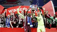 Kiper Leicester City, Kasper Schmeichel dan Wes Morgan mengangkat trofi usai menjuarai Piala FA di Stadion Wembley, Sabtu (15/5/2021). The Foxes menang dengan skor 1-0. (Nick Potts/Pool via AP)