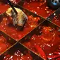 Seorang pembeli menikmati makanan di sebuah restoran hot pot di Chongqing, China barat daya, pada 5 Oktober 2020. Masyarakat di seluruh China menikmati beragam makanan lezat selama libur Hari Nasional dan Festival Pertengahan Musim Gugur. (Xinhua/Wang Quanchao)