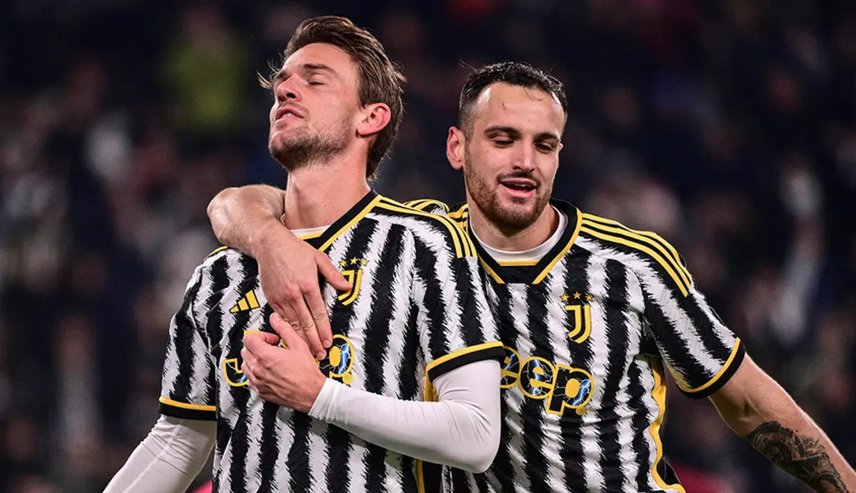 Unggul tipis satu gol, Juventus tak mengendurkan tekanan mereka, hingga akhirnya Rugani mencetak gol pada menit ke-54 memanfaatkan bola rebound di muka gawang Salernitana. (Marco Alpozzi/dpa via AP)