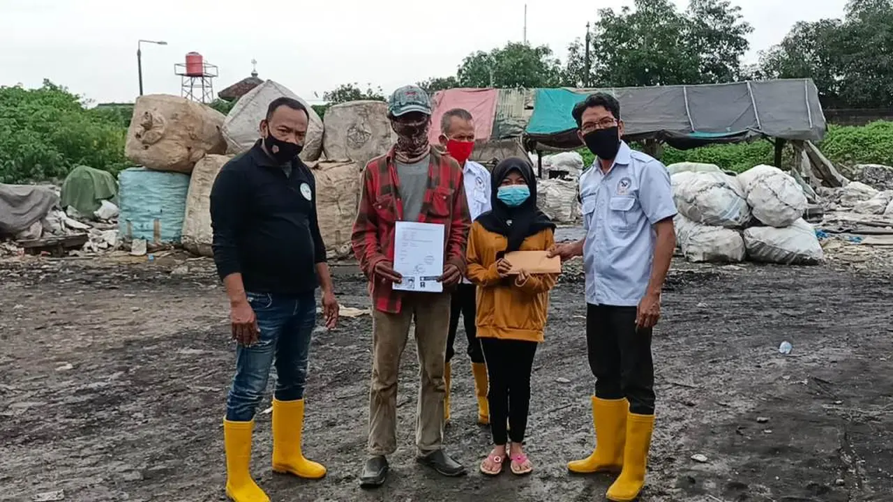 Anak Pemulung Mendapat Beasiswa Melalui Program BAPI