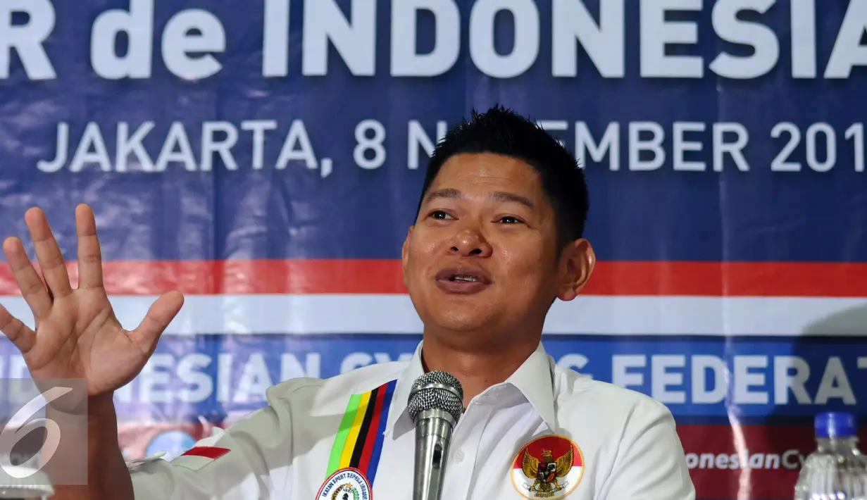 Ketua Umum PB ISSI, Raja Sapta Oktohari (tengah) memberi keterangan saat soft launching Tour de Indonesia 2017 di Jakarta, Selasa (8/11). PB ISSI ingin mengembalikan kejayaan kompetisi balap sepeda bergengsi di tanah air. (Liputan6.com/Helmi Fithriansyah)