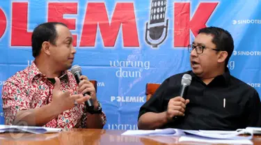 Wakil Ketua DPR RI, Fadli Zon (kanan) saat berdiskusi dengan ahli hukum TemanAhok, Andi P Syafrani di Jakarta, Sabtu (18/6). Diskusi mengangkat tema Mencari Sumber yang Waras. (Liputan6.com/Helmi Fithriansyah)