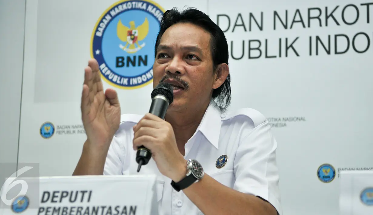 Deputi Pemberantasan BNN, Irjen Pol Arman Depari memberikan keterangan pengungkapan kasus rekayasa penyalahgunaan narkotika yang dituduhkan kepada Bupati Bengkulu Selatan Dirwan Mahmud di Kantor BNN, Jakarta, Kamis (23/2). (Liputan6.com/Yoppy Renato)