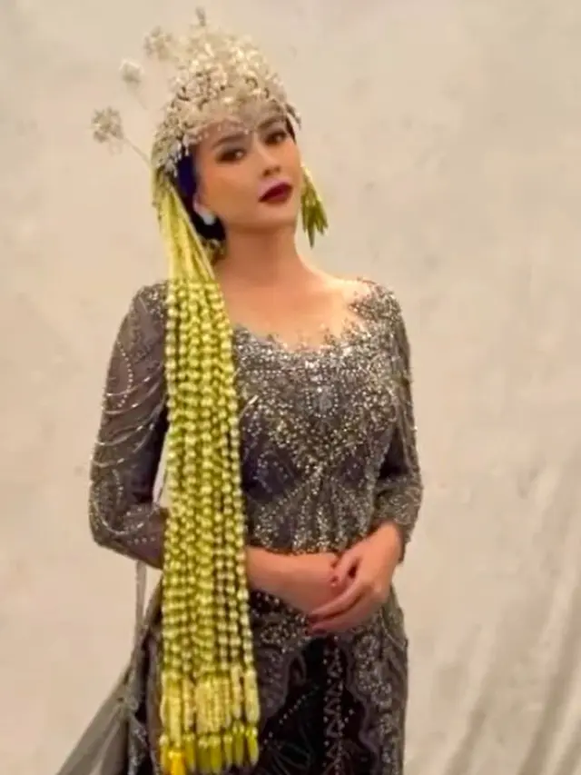 Aura Kasih berbusana pengantin (Instagram/aurakasih)