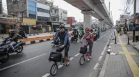 Pengendara sepeda melintas di kawasan Blok A, Jakarta, Senin (25/11/2019). Para pelanggar itu akan dikenakan denda maksimal sebesar Rp 500.000 atau pidana pinjara maksimal 2 bulan. (Liputan6.com/Faizal Fanani)