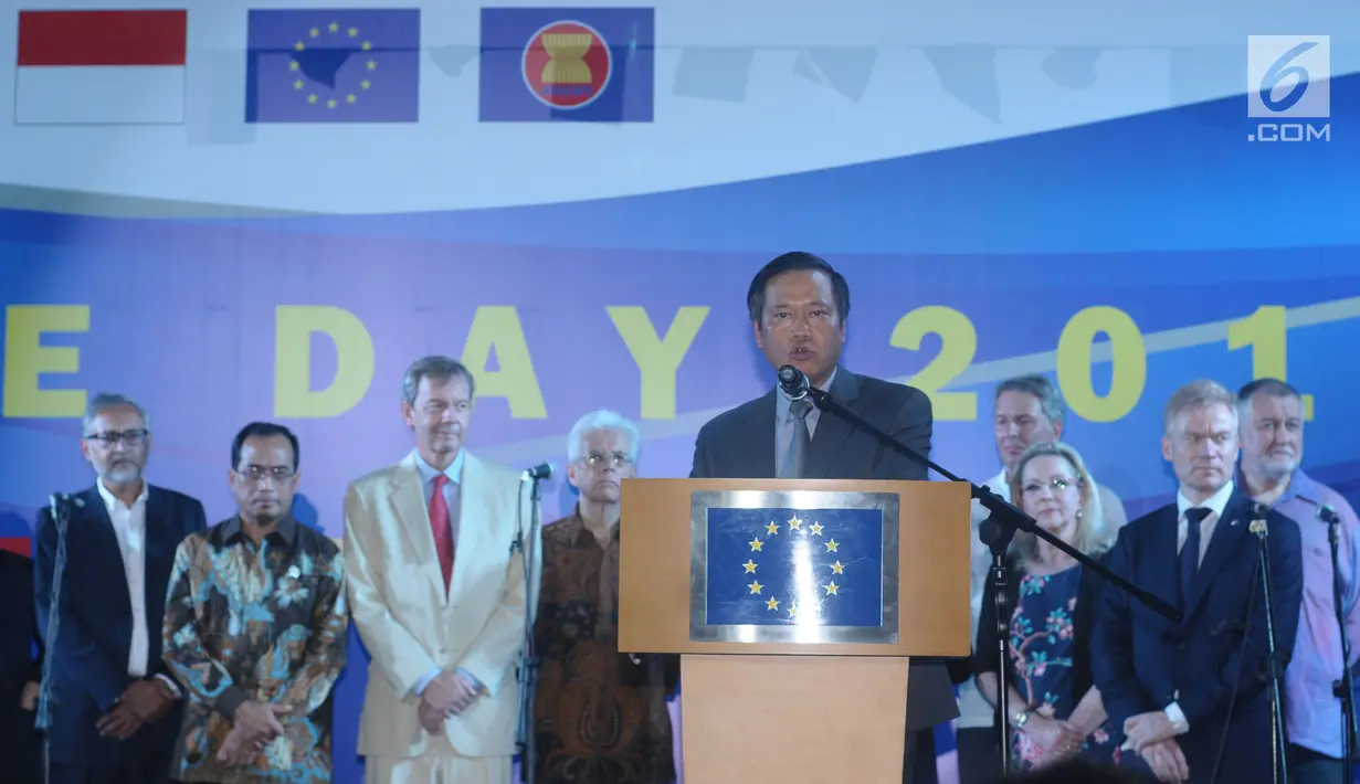 Deputi Sekjen ASEAN, Hoang Anh Tuan memberi sambutan pada perayaan Europe Day 2018 di Jakarta, Rabu (9/5). Acara tersebut dihadiri Menlu Retno Marsudi dan Menhub Budi Karya Sumadi. (Liputan6.com/Helmi Fithriansyah)