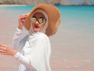 Sejak putuskab berhijab, gaya hijab Dinda Hauw kerap jadi inspirasi. Artis dengan nama lengkap Nyimas Khodijah Nasthiti Adinda ini selalu menawan ketika berhijab dengan gaya yang beragam. Selain pandai memadukan warna, OOTD Dinda Hauw dengan hijab selalu modis dan stylish. (Liputan6.com/IG/@dindahw)