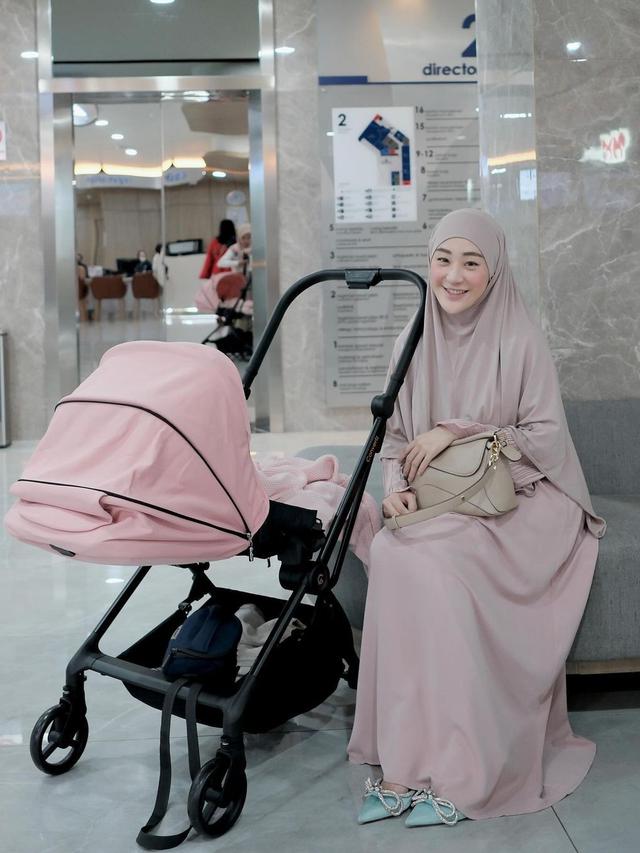 5 Potret Larissa Chou saat Asuh Dua Anak, Penampilan Curi Perhatian