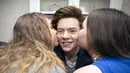 Mencium patung lilin Harry Styles menjadi kesenangan tersendiri bagi para penggemar wanita ini. Harry Styles yang tergabung dalam grup One Direction memang memiliki wajah rupawan yang disukai para wanita. (Bintang/EPA)