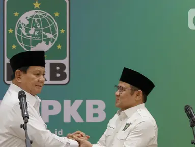 Presiden terpilih periode 2024-2029 Prabowo Subianto (kiri) berjabat tangan dengan Ketua Umum Partai Kebangkitan Bangsa (PKB) Muhaimin Iskandar usai melakukan pertemuan di Kantor DPP PKB, Jakarta, Rabu (24/4/2024). (Liputan6.com/Herman Zakharia)