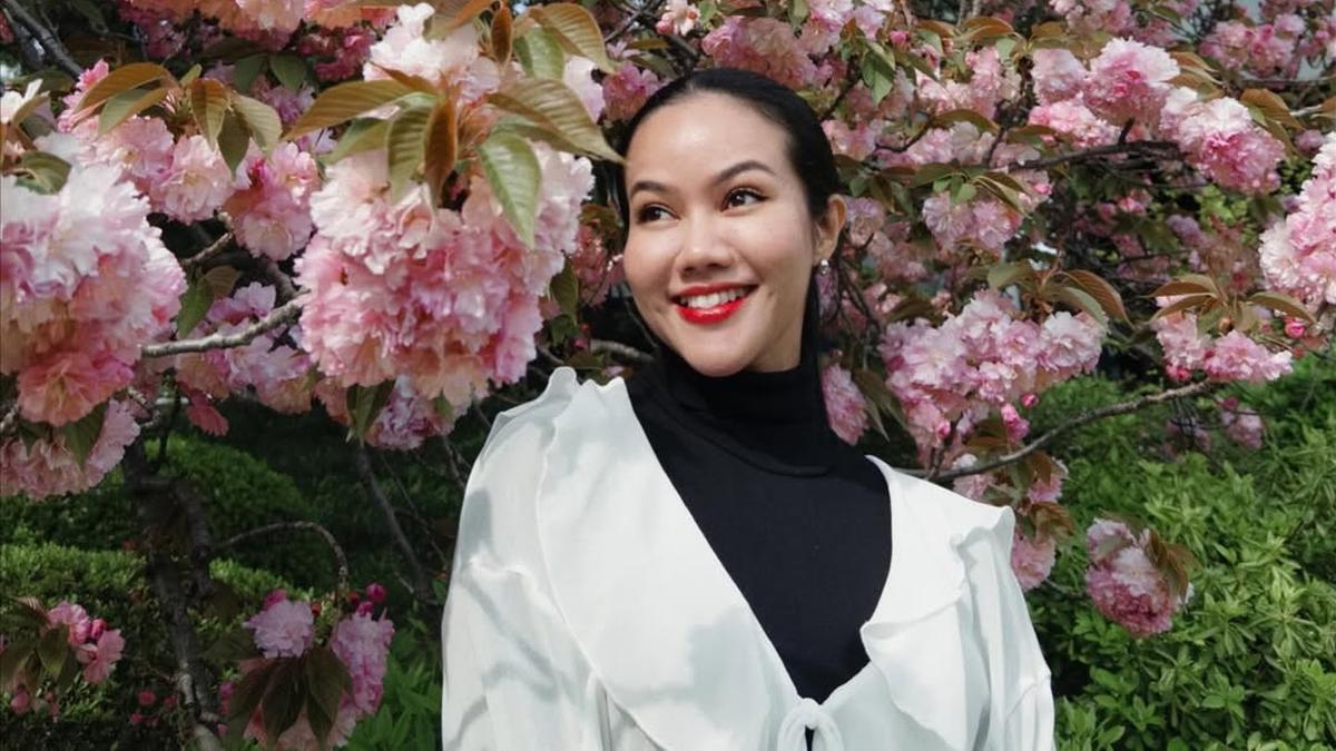 6 Gaya Yura Yunita Menikmati Keindahan Pohon Sakura di Jepang, Elegan dan Penuh Pesona