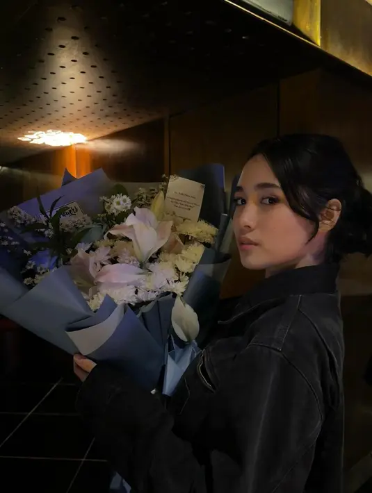 Nurra Datau mengawali kariernya di dunia akting sejak 2012, namun kini namanya semakin dikenal sejak ia memerankan tokoh Dara di film Dua Hati Biru. [Foto: Instagram/nuradatau]