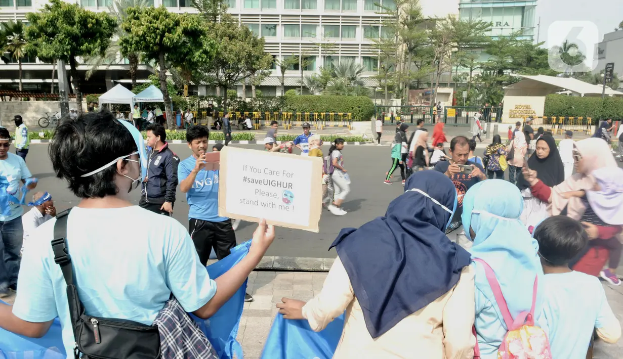 Warga saat menggelar Aksi Save Uighur selama CFD, Jakarta, Minggu (22/12/2019). Aksi tersebut digelar sebagai bentuk peduli terhadap muslim Uighur di Xinjiang yang diduga hingga saat ini terus mengalami tindakan kekerasan oleh pemerintah China. (merdeka.com/Iqbal S. Nugroho)