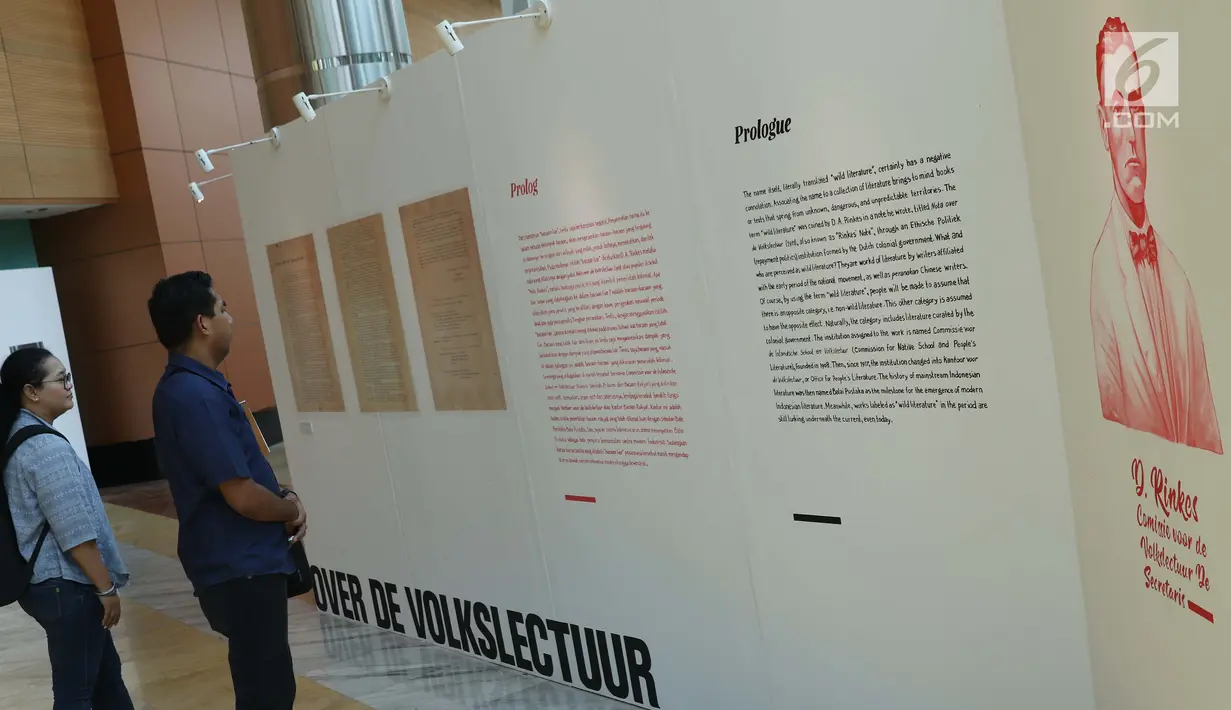 Pengunjung melihat pameran Bacaan Liar pada pameran Jakarta International Literary Festival (JILF) 2019 di Taman Ismail Marzuki, Kamis (22/8/2019). JILF 2019 berlangsung hingga 24 Agustus, menampilkan karya 60 penulis dan pelaku sastra dari dalam dan luar negeri. (Liputan6.com/Helmi Fithriansyah)