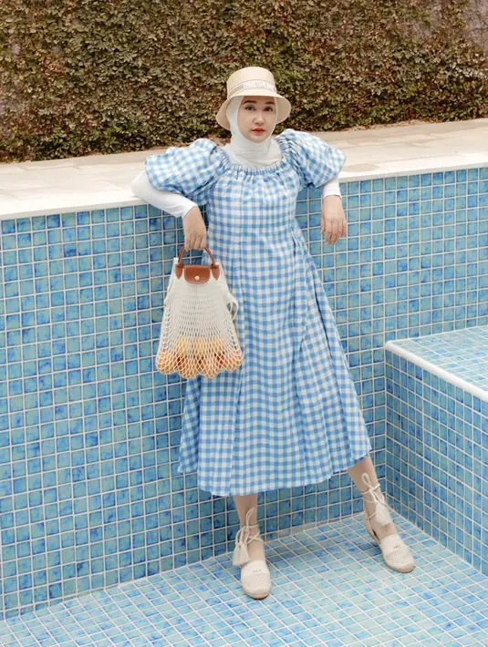 Tampil dengan simple dress bernuansa biru muda dan putih, gaya Dian Pelangi ini juga cocok digunakan untuk berlibur atau piknik. Bahkan, topi yang dipakai menambah detail penampilannya. (Liputan6.com/IG/@dianpelangi)